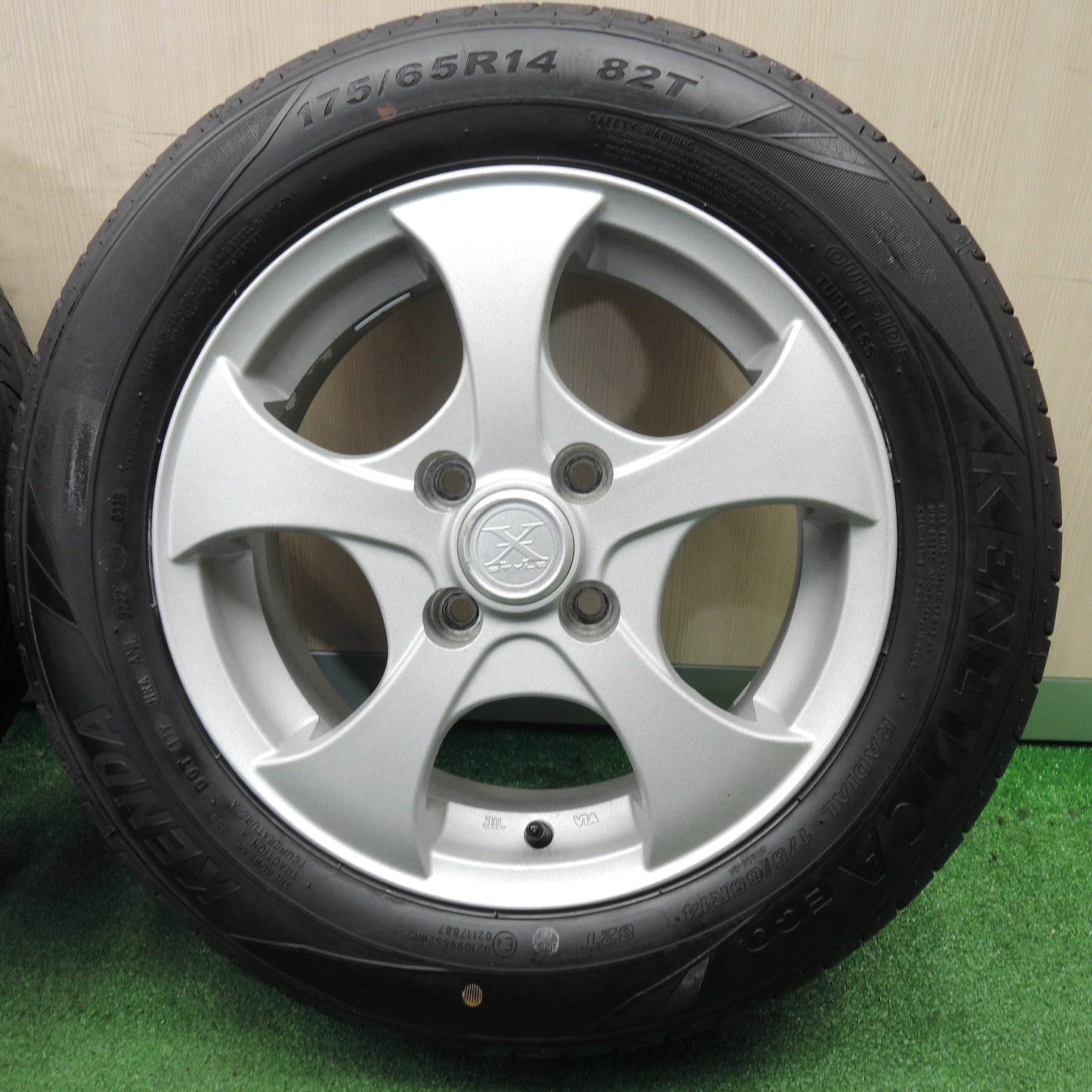 *送料無料*バリ溝！22年！8.5分★175/65R14 ケンダ KENETICA ECO X STYLE 14インチ PCD100/4H★4012201NJノ