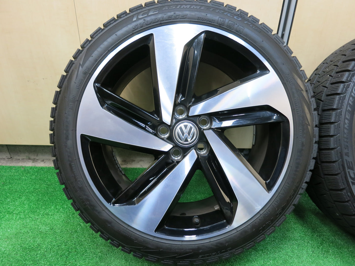 [送料無料]キレイ！18年★ワーゲン ポロ GTI 純正 215/45R17 スタッドレス ピレリ アイスアシンメトリコ プラス 17インチ PCD100/5H★2120303ヒス