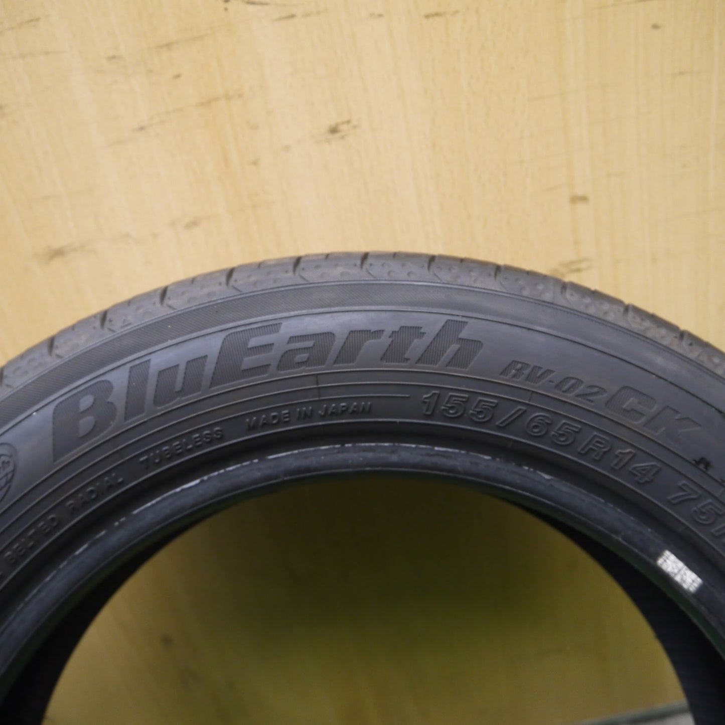 [送料無料]バリ溝！19年！8.5分★155/65R14 ヨコハマ ブルーアース RV-02 CK タイヤ 14インチ ムーヴ タント ミラ N-BOX ラパン 等★3082101Hノタ
