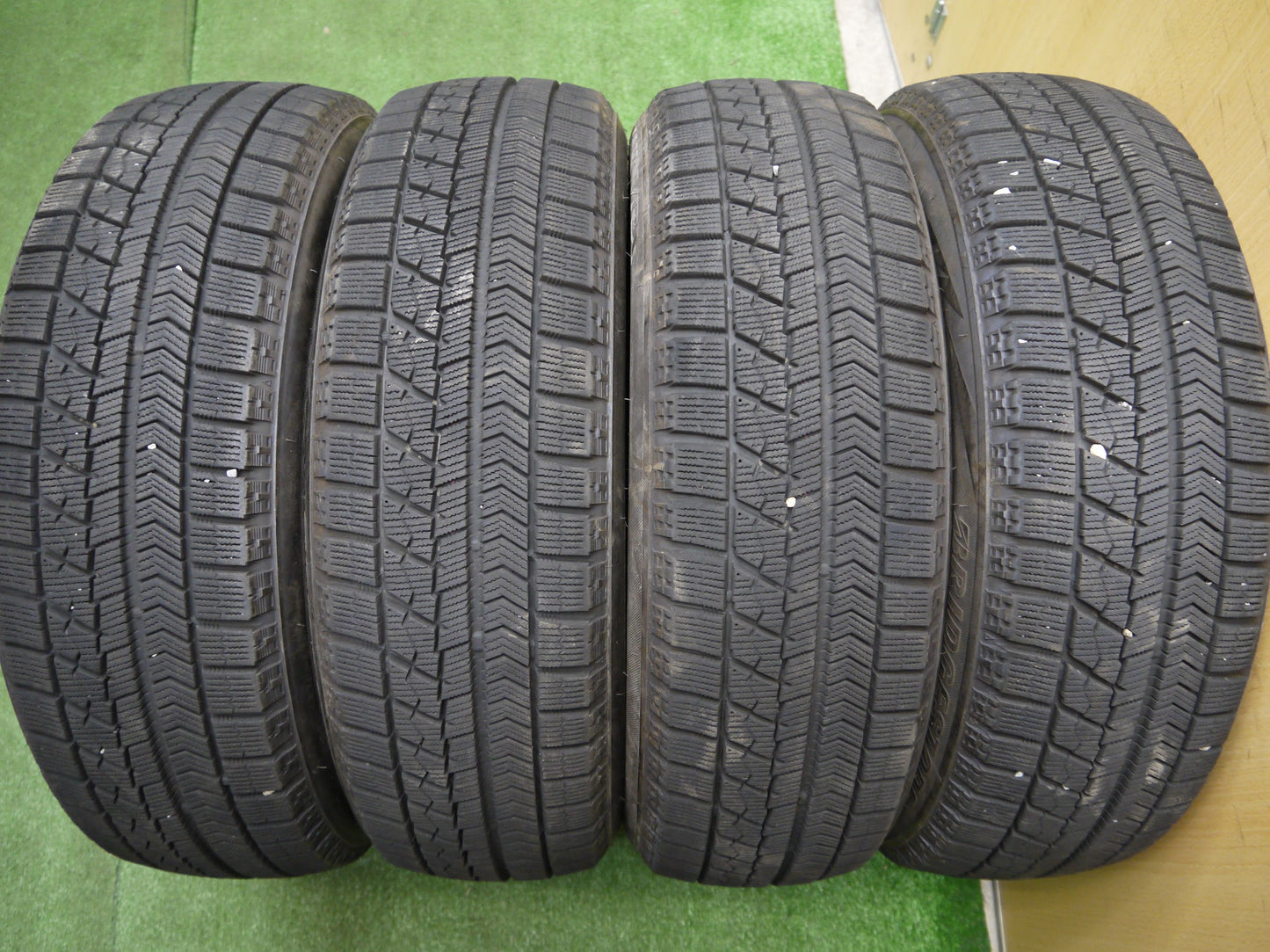 [送料無料]バリ溝！18年！8.5分★スタッドレス 175/60R16 ブリヂストン ブリザック VRX タイヤ 16インチ アクア デミオ ヤリス ラクティス 等★2020410ヤスタ
