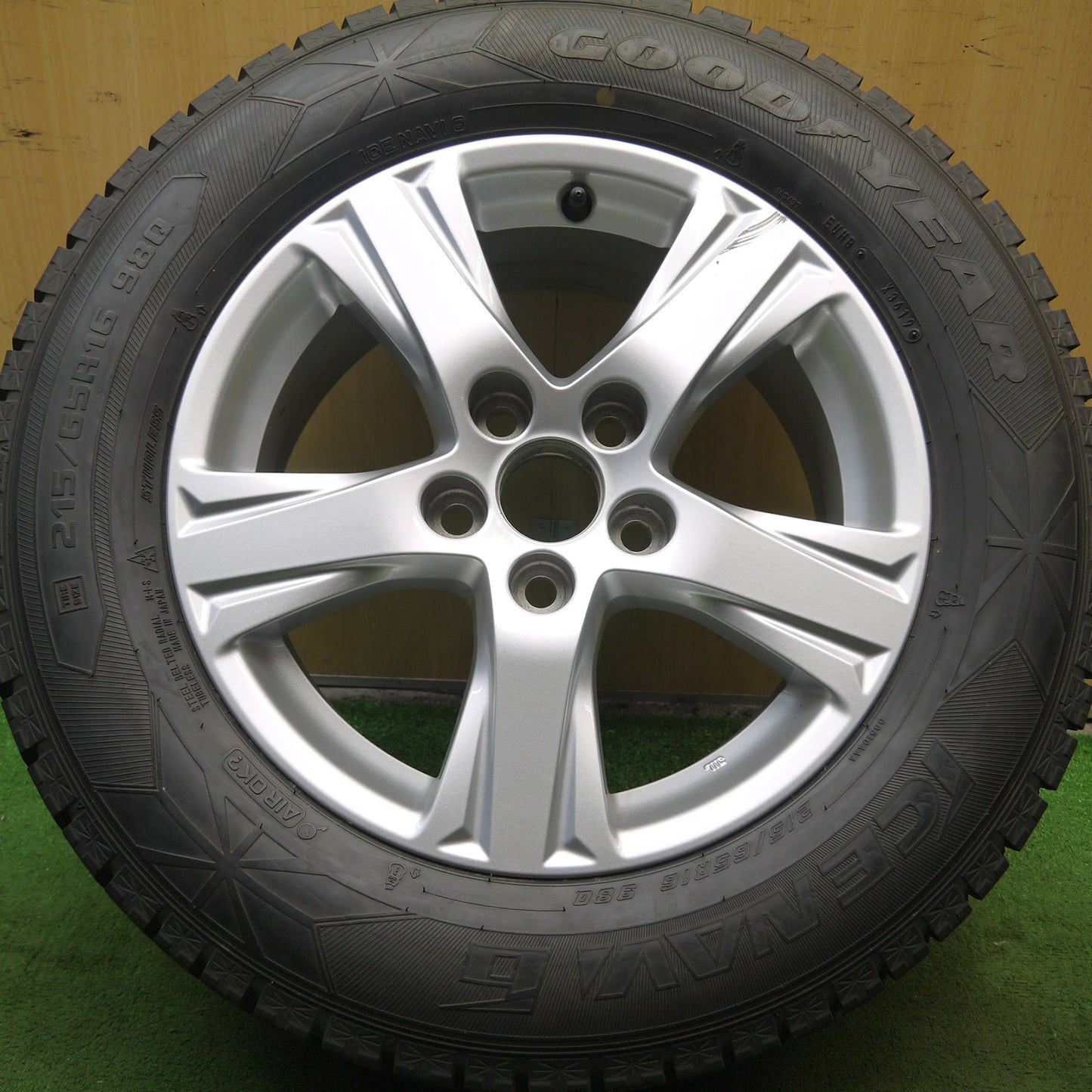 [送料無料]超バリ溝！19年！9.5分以上★トヨタ 30系 アルファード 純正 215/65R16 スタッドレス グッドイヤー アイスナビ6 16インチ PCD114.3/5H★3083004Hス