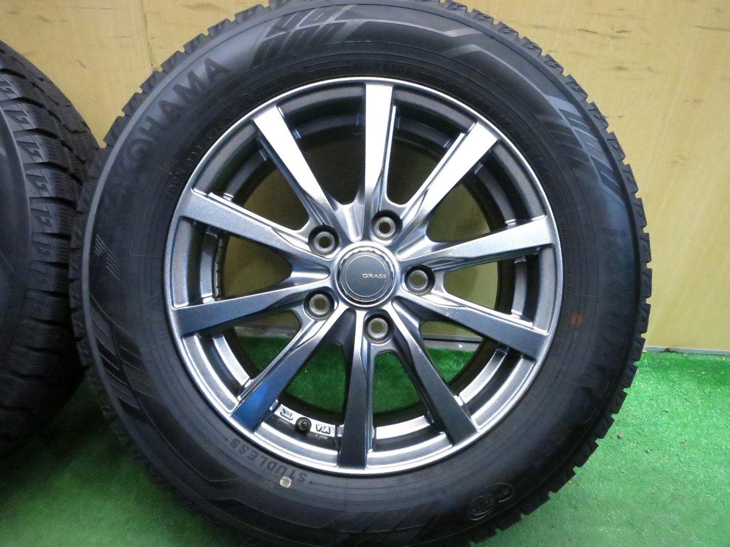 [送料無料]バリ溝！9分★スタッドレス 195/65R15 ヨコハマ アイスガード iG60 GRASS グラス 15インチ PCD114.3/5H★3020301Hス