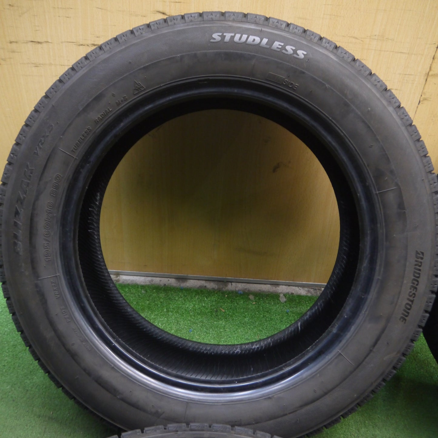 *送料無料* バリ溝！22年！9分★スタッドレス 195/60R16 ブリヂストン ブリザック VRX3 タイヤ 16インチ ノア ヴォクシー セレナ等★4022903KKスタ