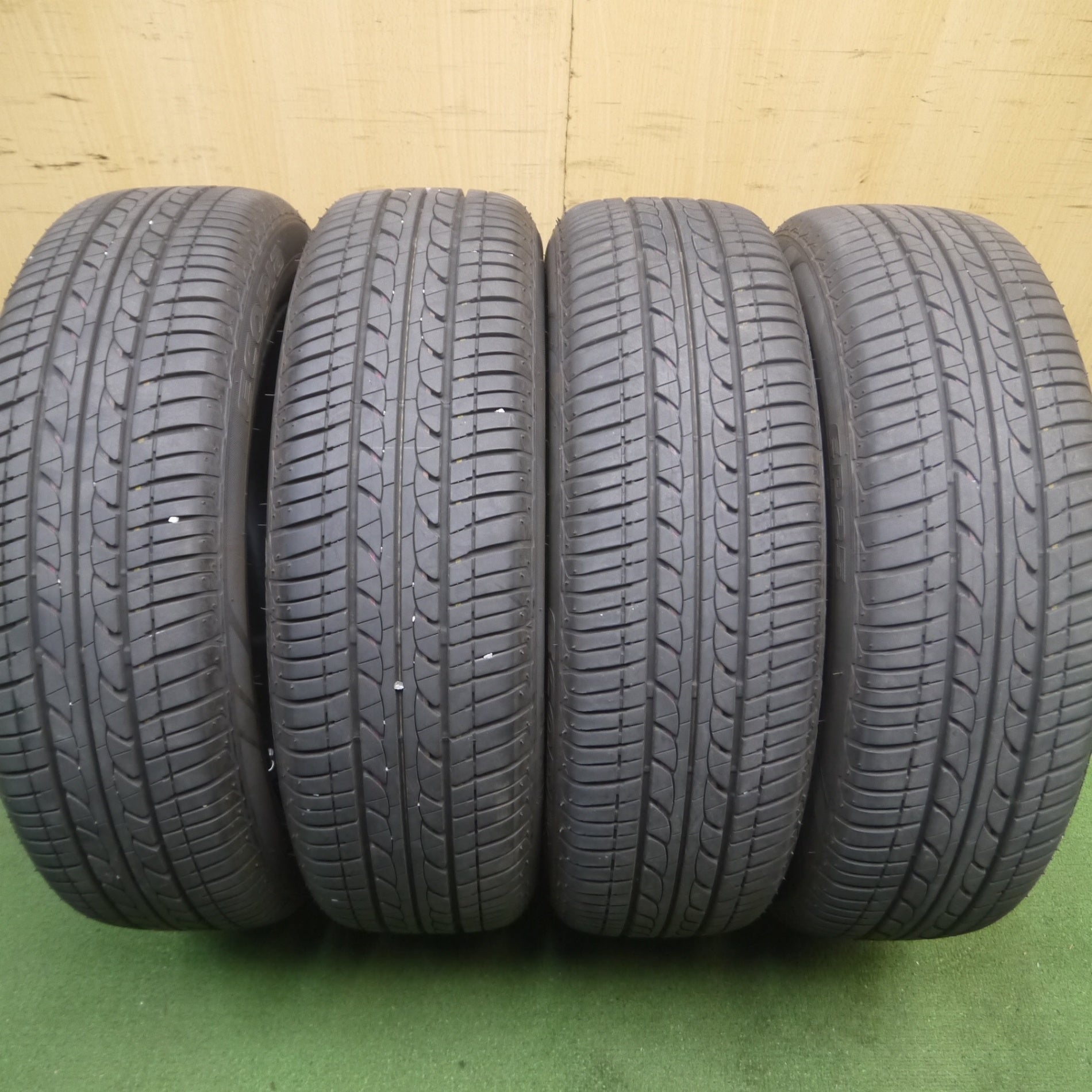 送料無料* バリ溝！22年！キレイ！9.5分☆日産 E13 ノート 純正 185
