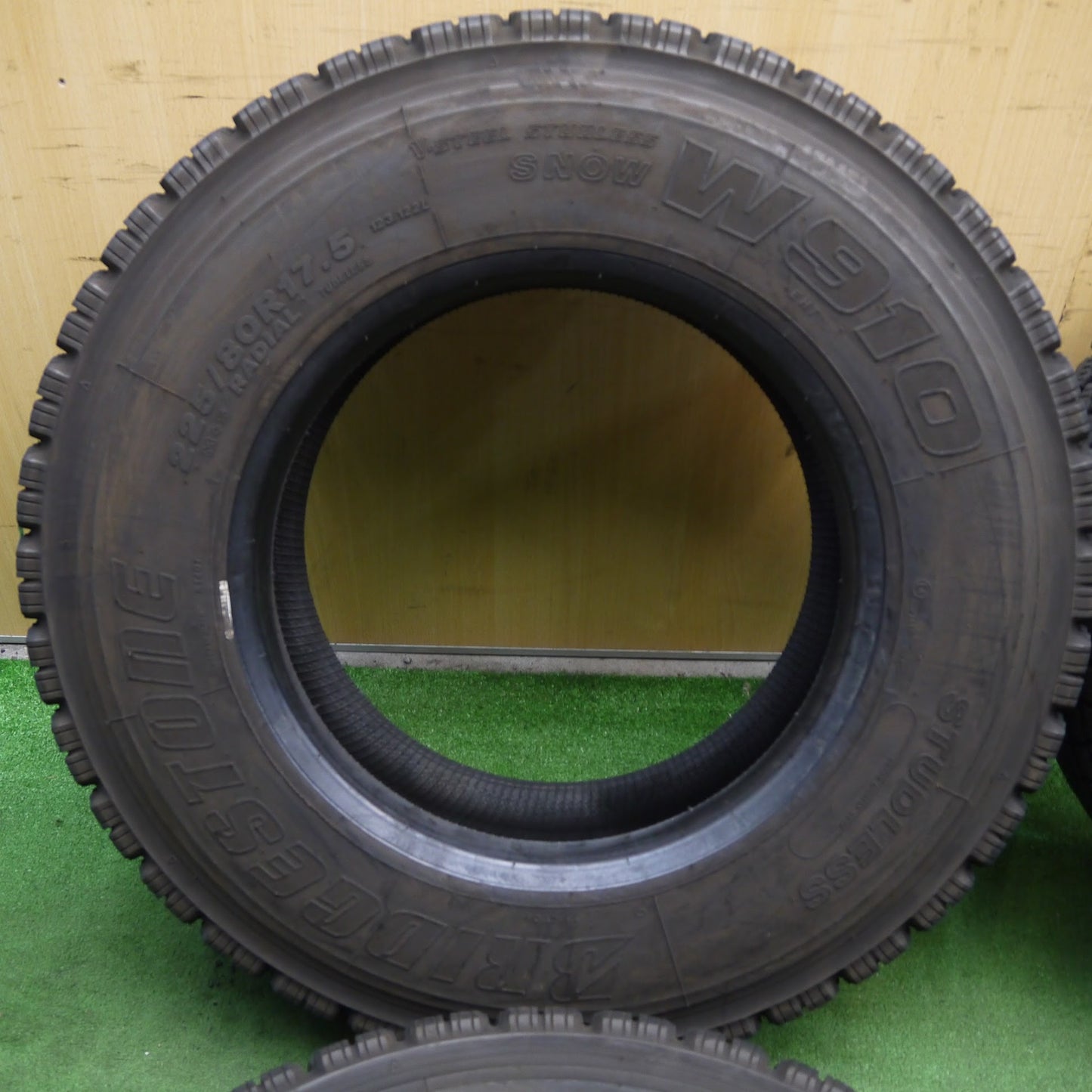 [送料無料]バリ溝！22年！9分★トラック タイヤ 225/80R17.5 123/122L スタッドレス ブリヂストン W910 17.5インチ★3041108クスタ