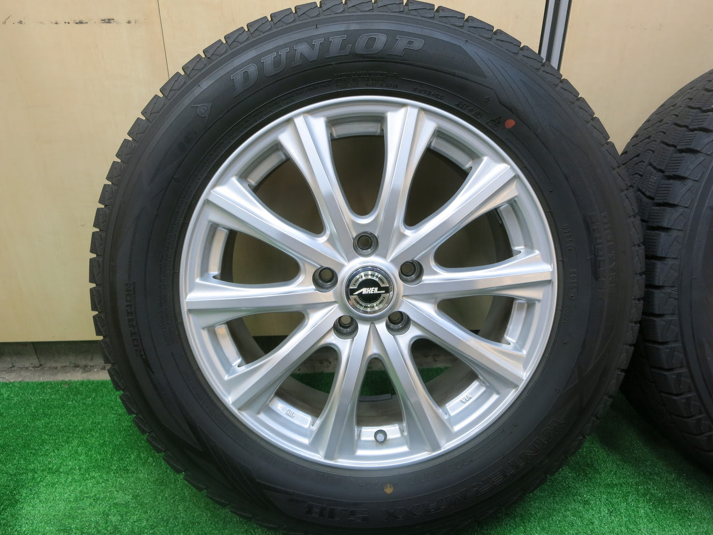 [送料無料]バリ溝！ほぼ10分★スタッドレス 225/65R17 ダンロップ ウインターマックス SJ8 AXEL アクセル 17インチ PCD114.3/5H★2110205ヒス