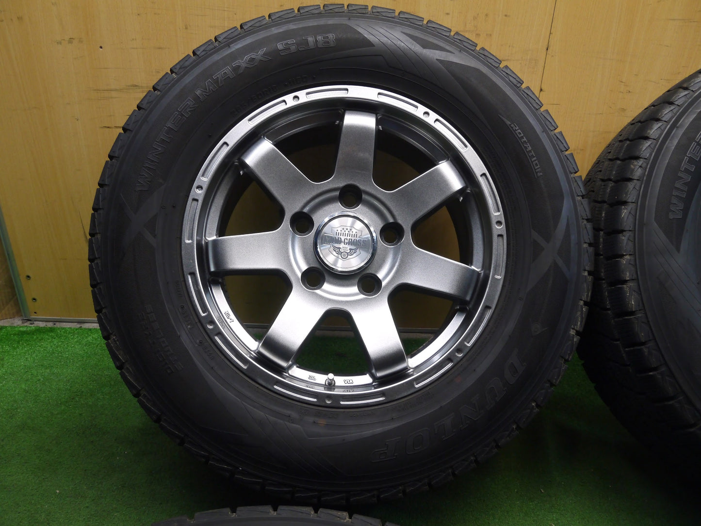 [送料無料]バリ溝！19年！綺麗！9.5分以上★ランクル 等 MADCROSS 285/60R18 スタッドレス ダンロップ ウインターマックス SJ8 18インチ PCD150/5H★2121007アス