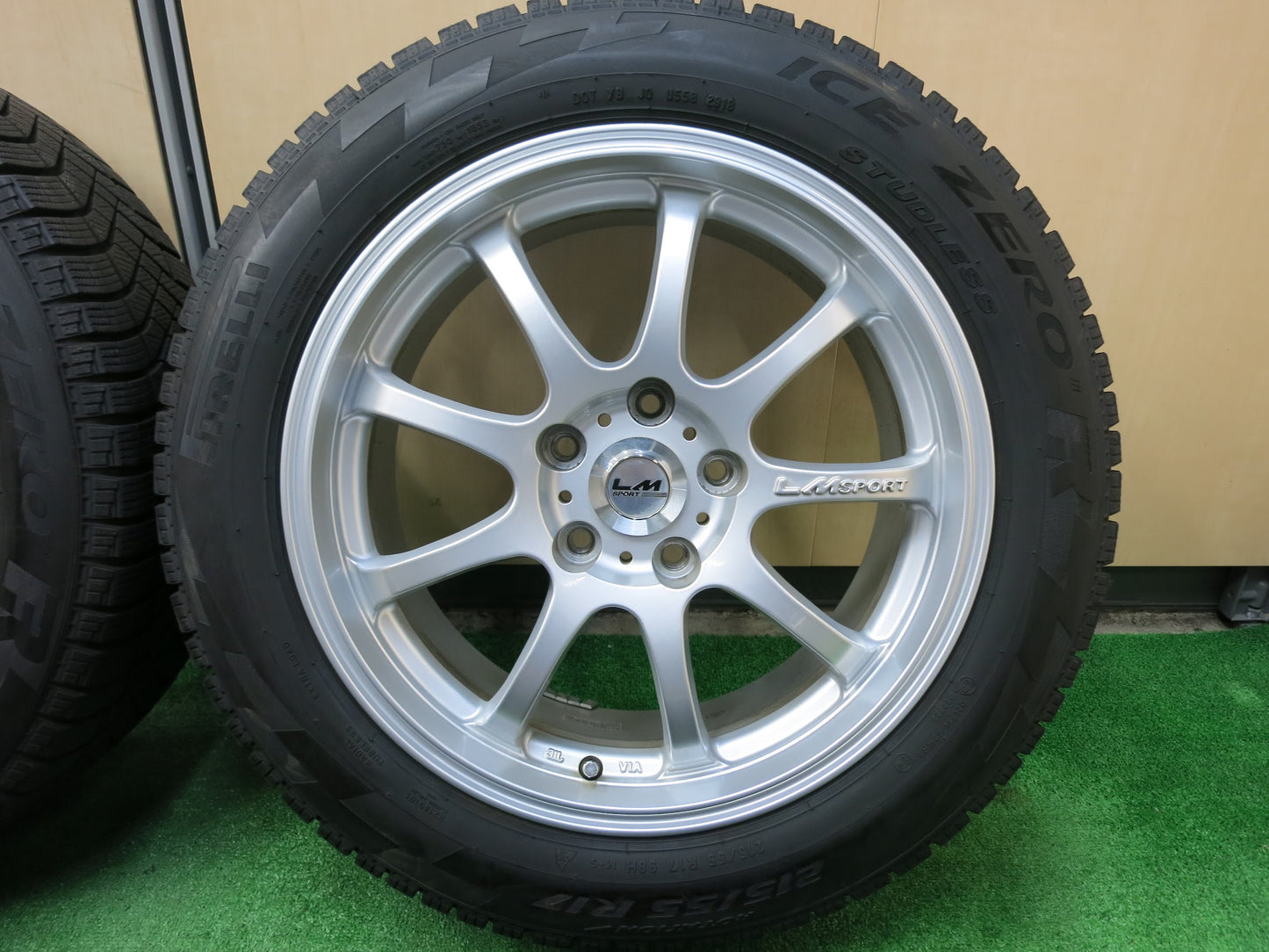 [送料無料]バリ溝！キレイ！9.5分★スタッドレス 215/55R17 ピレリ アイス ゼロ R LM SPORT LMスポーツ 17インチ PCD114.3/5H★3031101ヒス