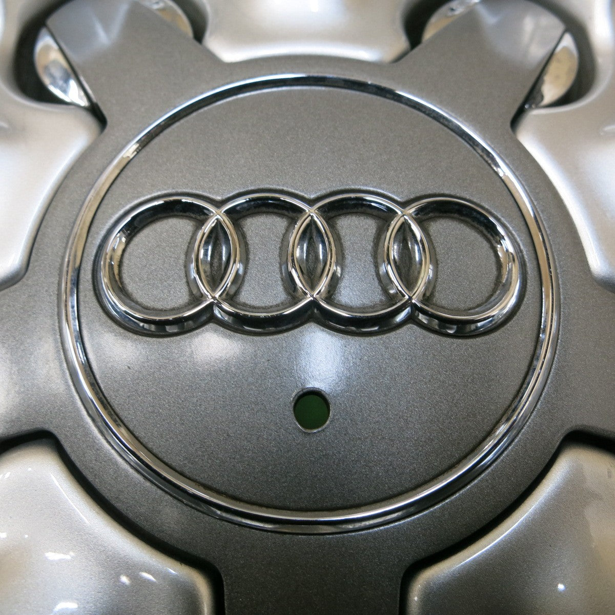 *送料無料* バリ溝！キレイ！8.5分★アウディ A6 純正 225/55R17 スタッドレス ブリヂストン ブリザック VRX 17インチ PCD112/5H★4030802イス