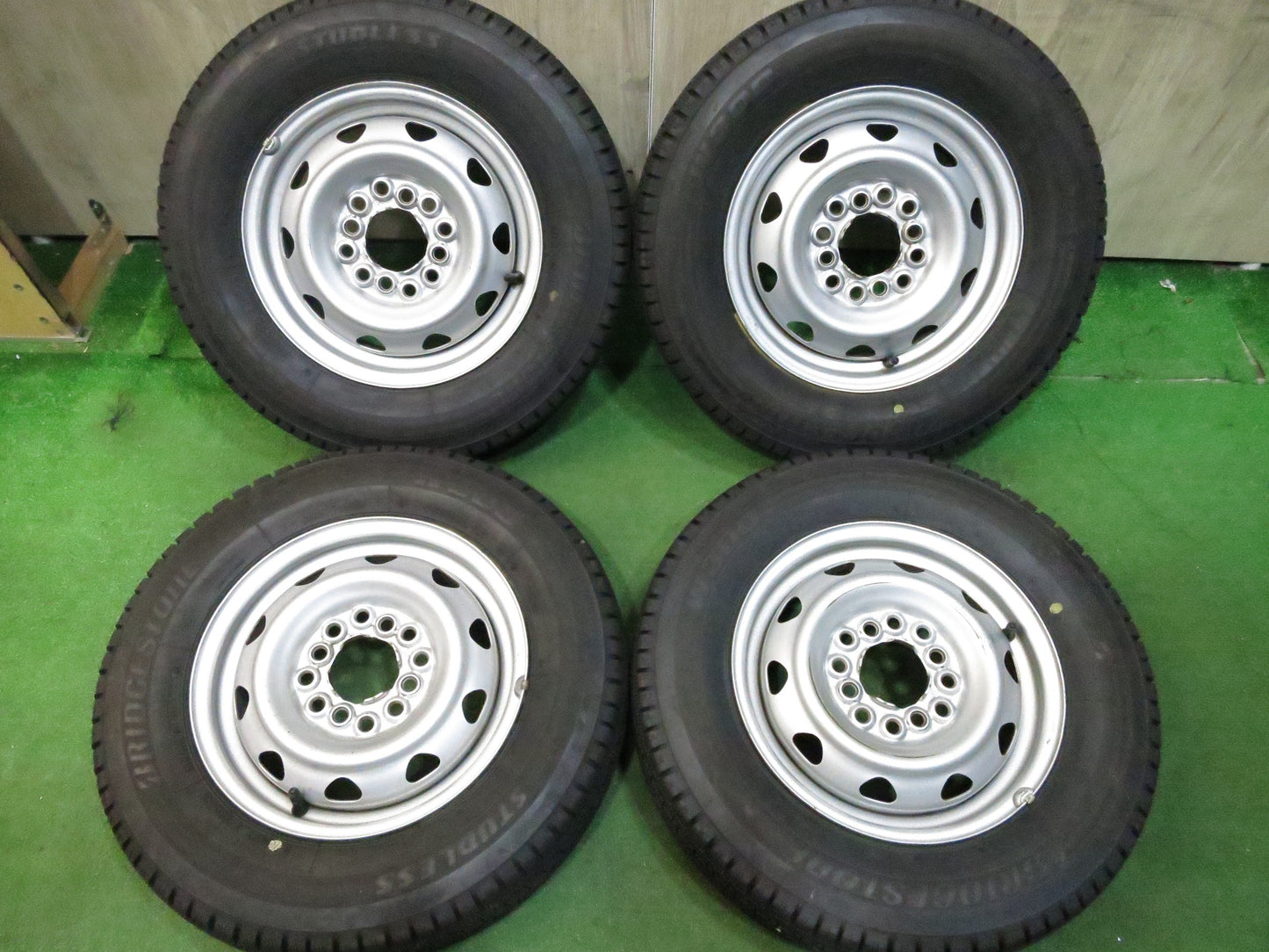 [送料無料]バリ溝！21年！8.5分★スタッドレス 145R12 6PR ブリヂストン W300 スチール ホイール 12インチ PCD 100 110 114.3/4H マルチ★3021001Hス