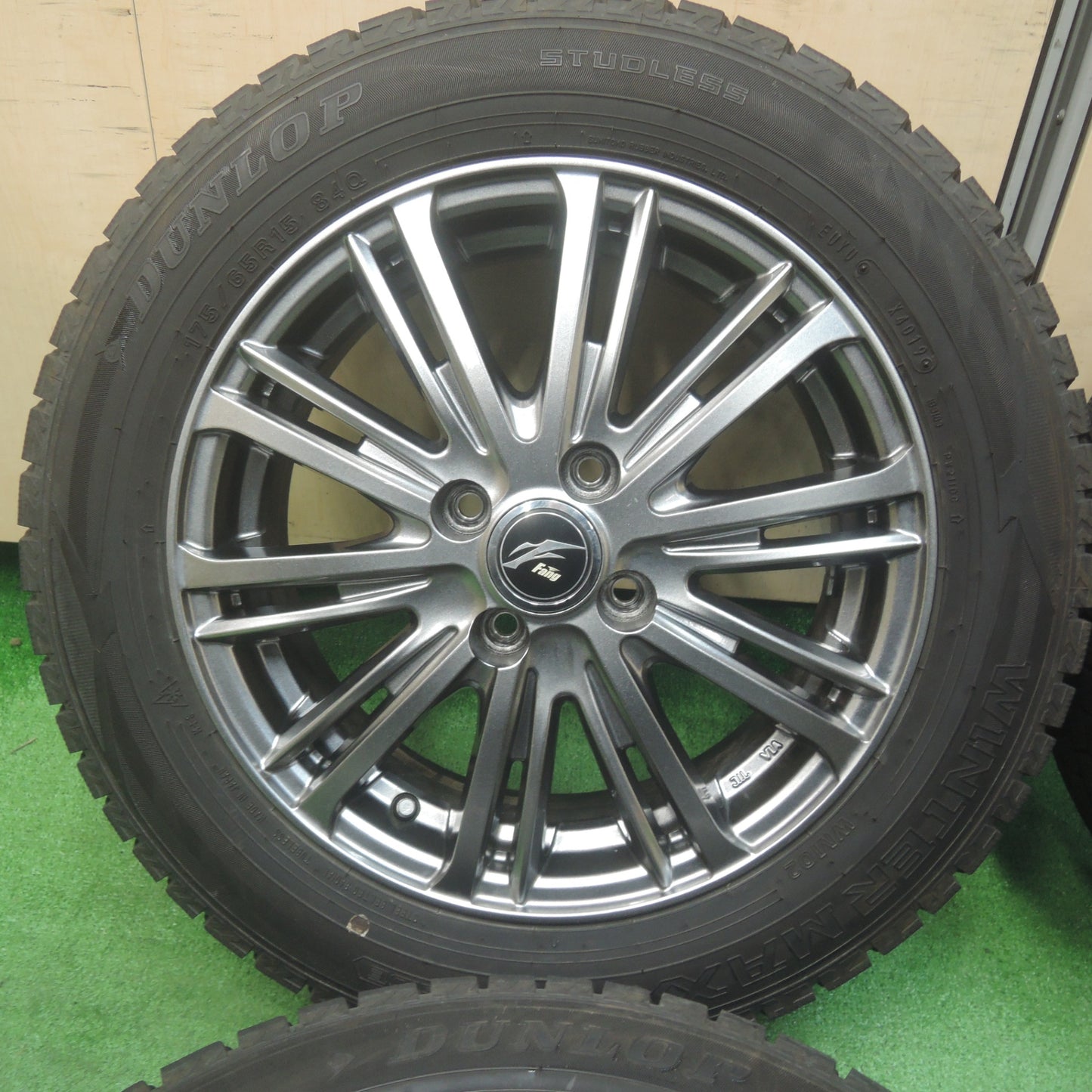 *送料無料*バリ溝！キレイ！9.5分以上★スタッドレス 175/65R15 ダンロップ ウインターマックス WM02 Fang ファング 15インチ PCD100/4H★4011709SYス