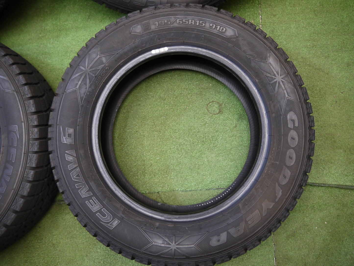 [送料無料]バリ溝！20年！ほぼ10分★スタッドレス 195/65R15 グッドイヤー アイスナビ6 15インチ タイヤ ノア ヴォクシー エスクァイア 等★2050613クスタ