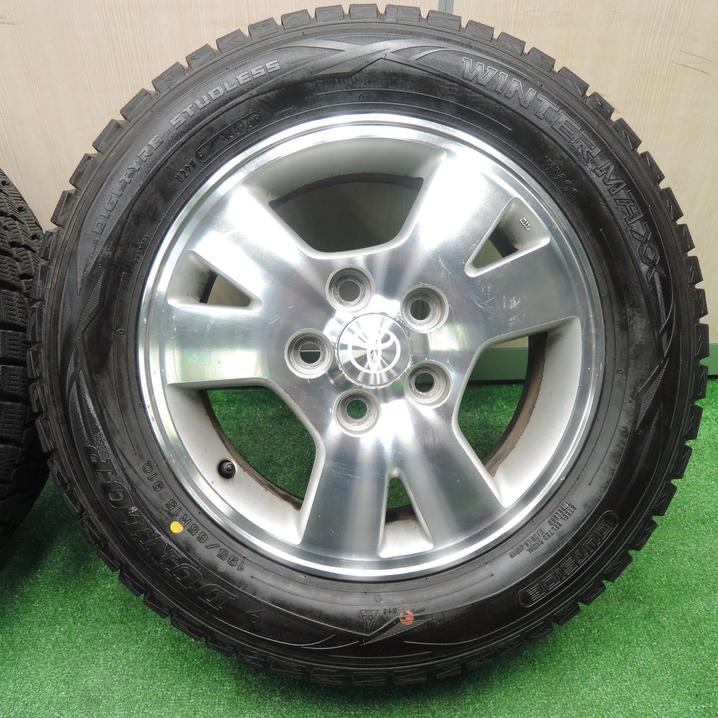 [送料無料]バリ溝！9.5分★トヨタ ノア ヴォクシー 純正 195/65R15 スタッドレス ダンロップ ウインターマックス WM01 15インチ PCD114.3/5H★3091204NJス