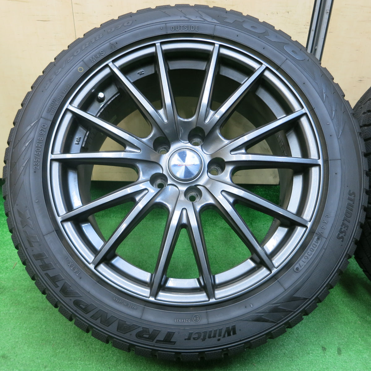 *送料無料*バリ溝！キレイ！9.5分★スタッドレス 235/50R18 トーヨー ウインター トランパス TX VELVA SPORT ヴェルヴァ 18インチ PCD114.3/5H★3120901イス