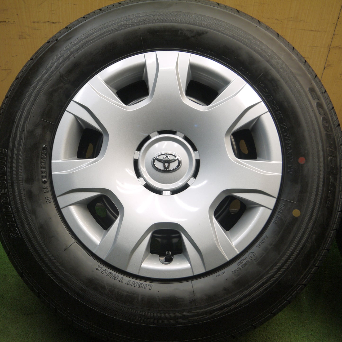 *送料無料*新車外し！23年★トヨタ 200系 ハイエース 純正 スチール 195/80R15 107/105N ブリヂストン エコピア RD613 PCD139.7/6H★4011503Hノ