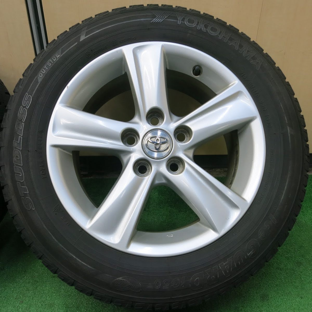 [送料無料]キレイ★トヨタ マークX 純正 215/60R16 スタッドレス ヨコハマ アイスガード iG50 16インチ PCD114.3/5H★3061903イス