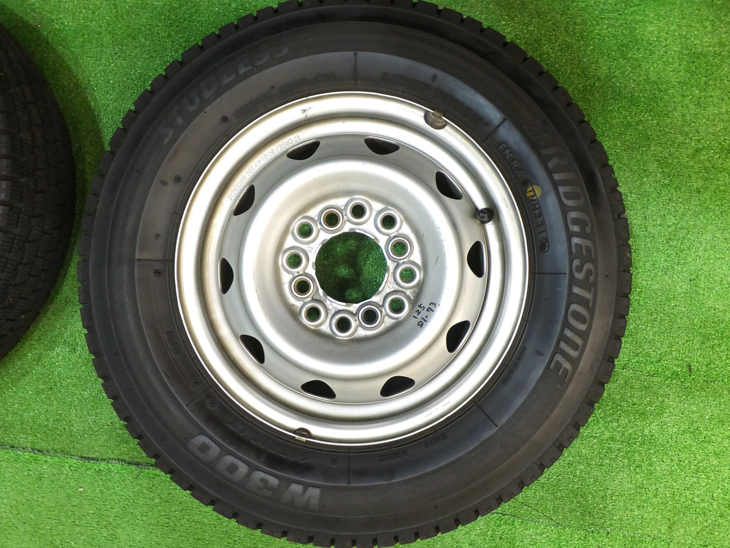 [送料無料]バリ溝！19年！9.5分以上★スタッドレス 145R12 80/78N ブリヂストン W300 トーヨー デルベックス 934 鉄 ホイール PCD100H★2080314Hス