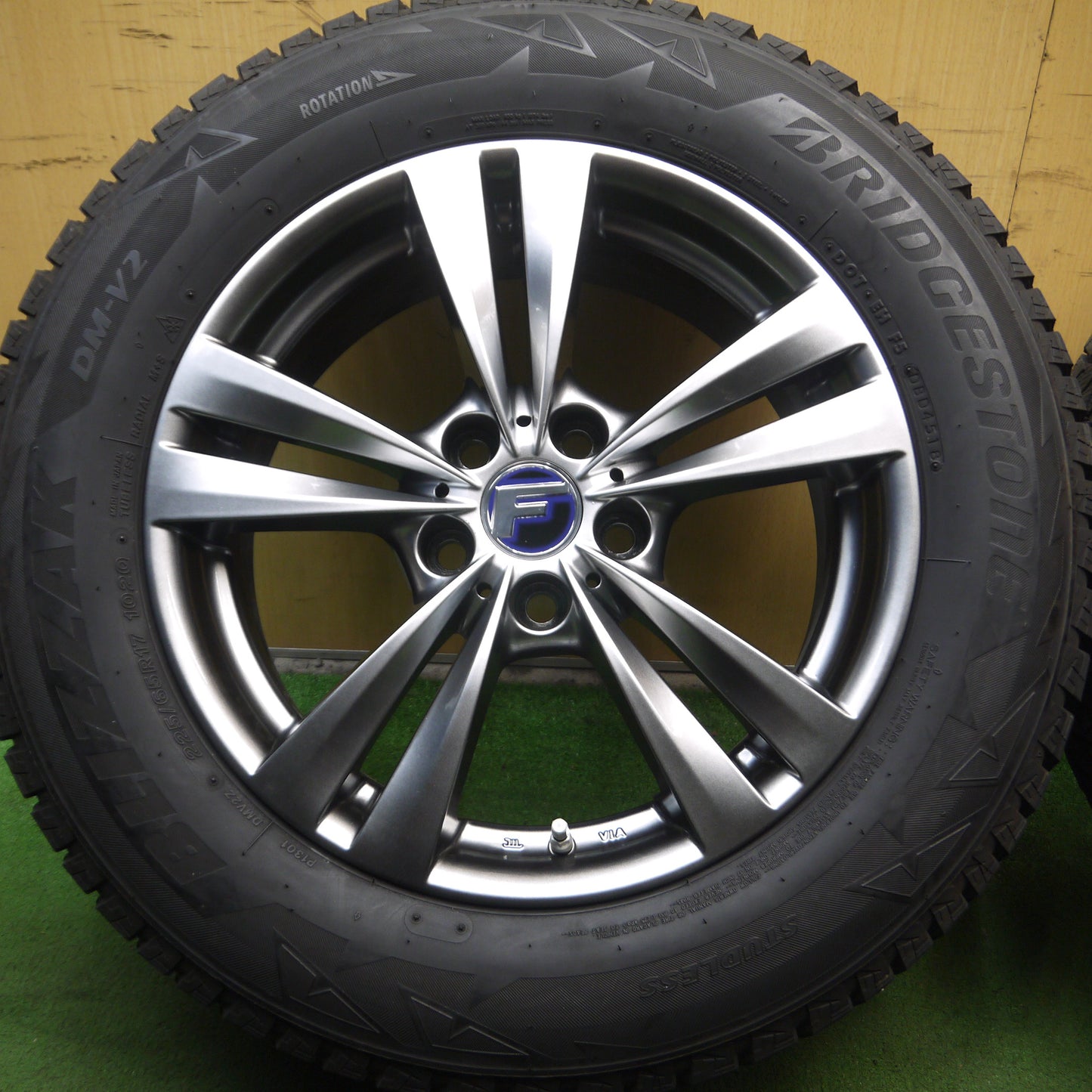 *送料無料*センサー付！バリ溝！綺麗！9.5分★レクサスNX 等 LEHRMEISTER 225/65R17 スタッドレス ブリヂストン ブリザック DM-V2 レアマイスター PCD114.3/5H★3121212Hス