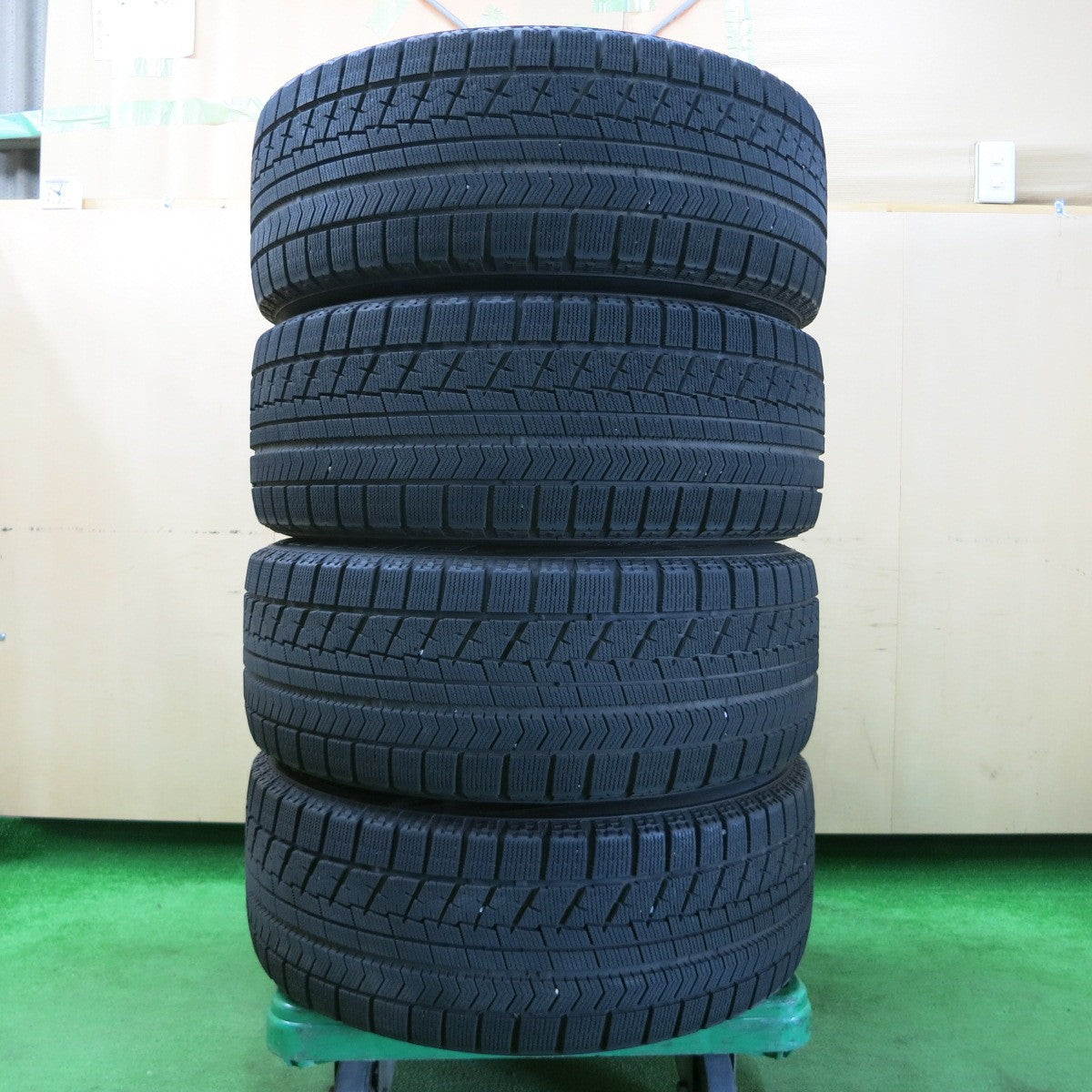 *送料無料* バリ溝！キレイ！8.5分★アウディ A6 純正 225/55R17 スタッドレス ブリヂストン ブリザック VRX 17インチ PCD112/5H★4030802イス