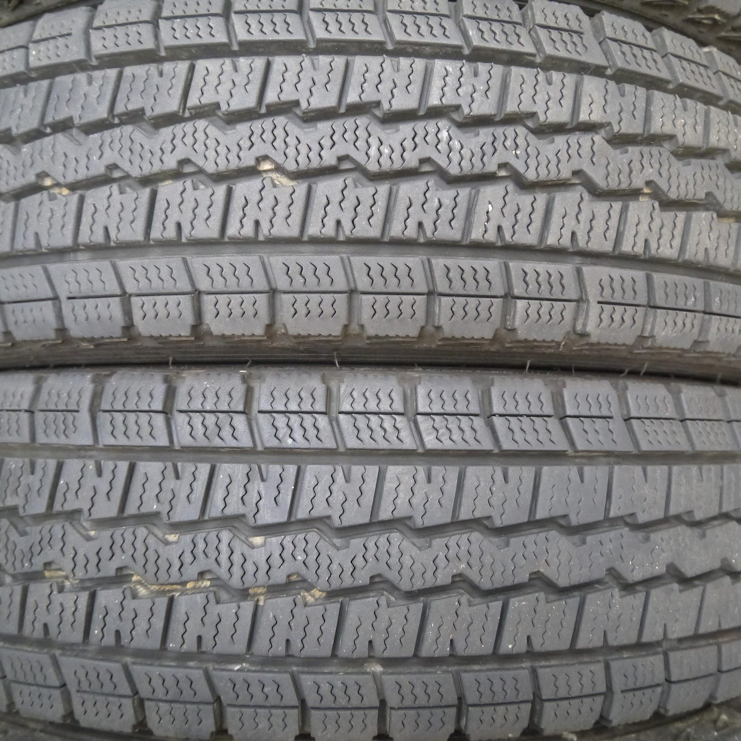 [送料無料]バリ溝！22年！9.5分★スタッドレス 145R12 6PR ダンロップ ウインターマックス SV01 タイヤ 12インチ 軽 トラック バン 等★3063001Hスタ