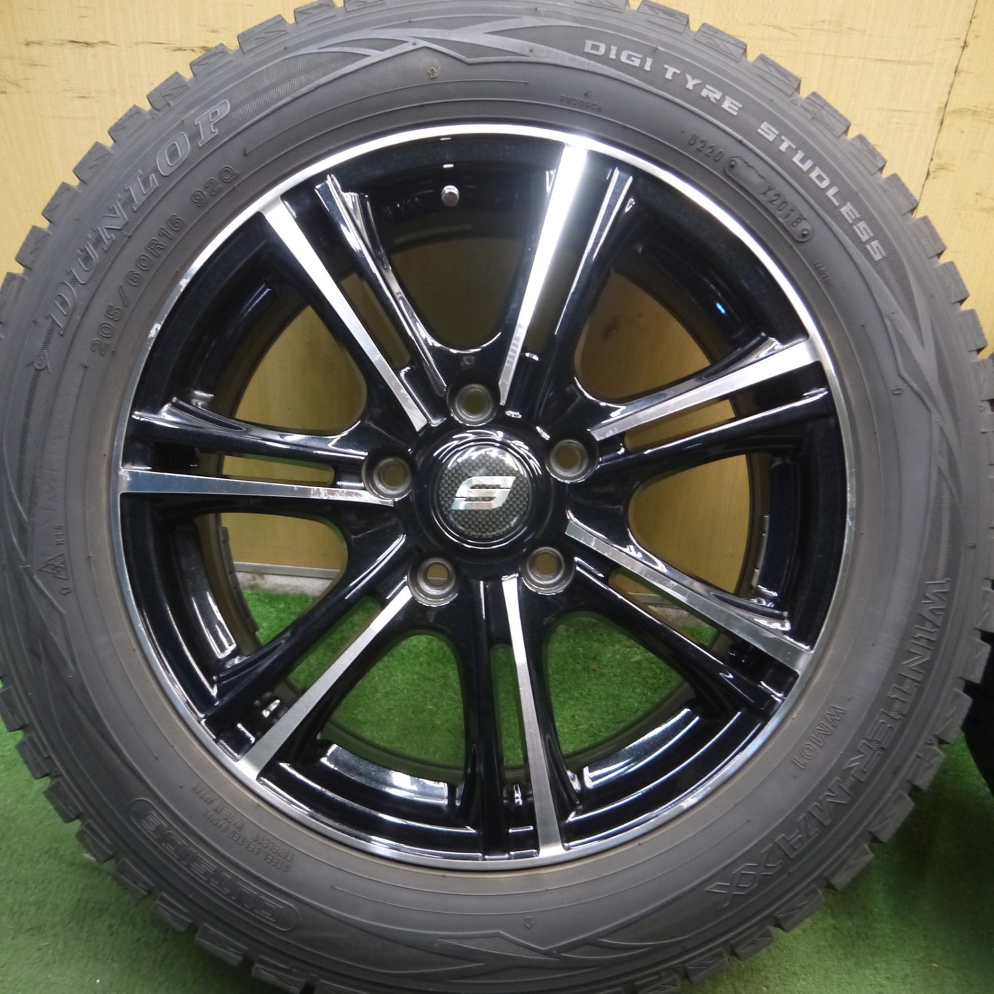 *送料無料*バリ溝！9.5分★スタッドレス 205/60R16 ダンロップ ウインターマックス WM01 STRANGER ストレンジャー 16インチ PCD114.3/5H★4012908Hス