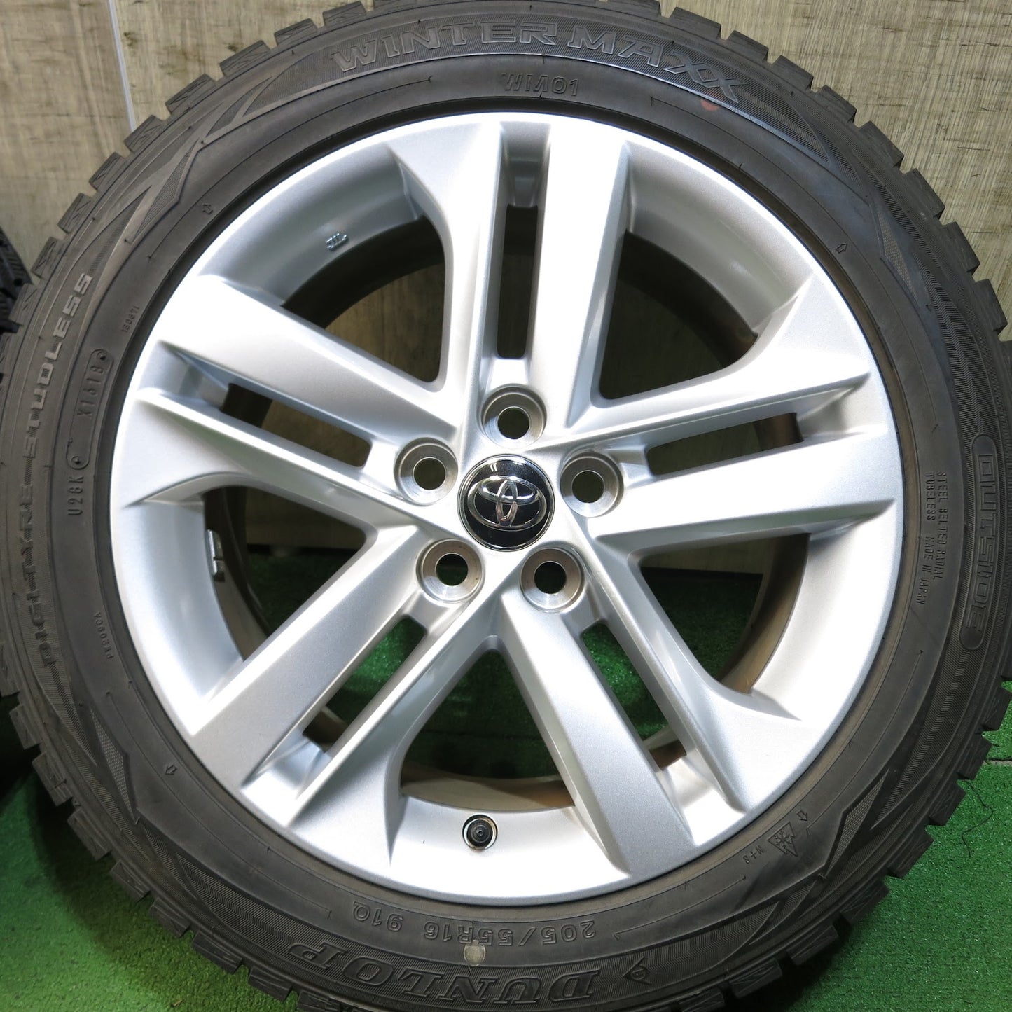 [送料無料]バリ溝！綺麗！9.5分★トヨタ カローラ スポーツ 純正 205/55R16 スタッドレス ダンロップ ウインターマックス WM01 16インチ PCD100/5H★3061305Hス
