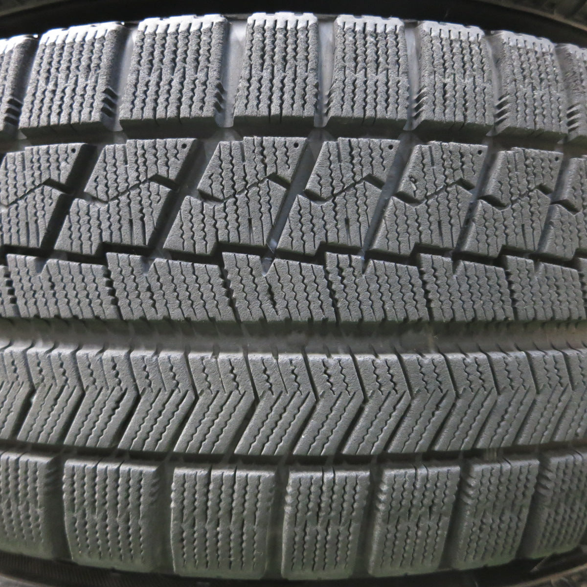 *送料無料*バリ溝！キレイ！8.5分★スタッドレス 205/55R16 ブリヂストン ブリザック VRX BALMINUM バルミナ 16インチ PCD100/5H★4010307イス