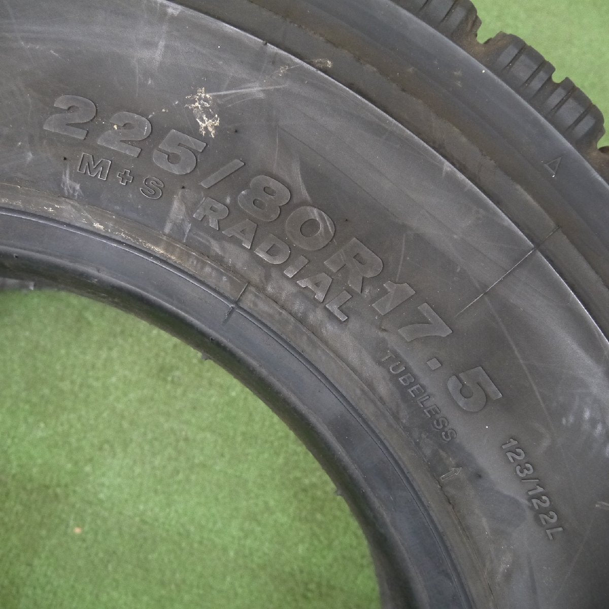 [送料無料]2本価格！20年★★トラック 再生 タイヤ 225/80R17.5 123/122L スタッドレス ブリヂストン W910 ベース 17.5インチ★3040506クスタ