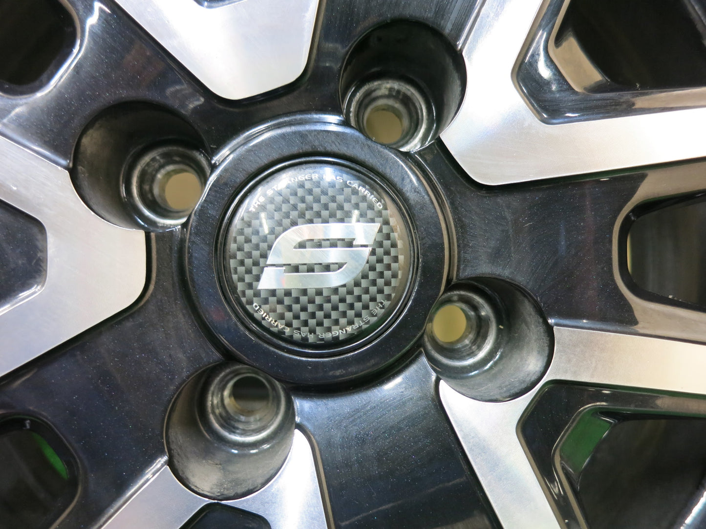 [送料無料]バリ溝！9.5分以上★スタッドレス 185/65R15 ピレリ アイスアシンメトリコ プラス STRANGER ストレンジャー 15インチ PCD100/4H★3030104ヒス