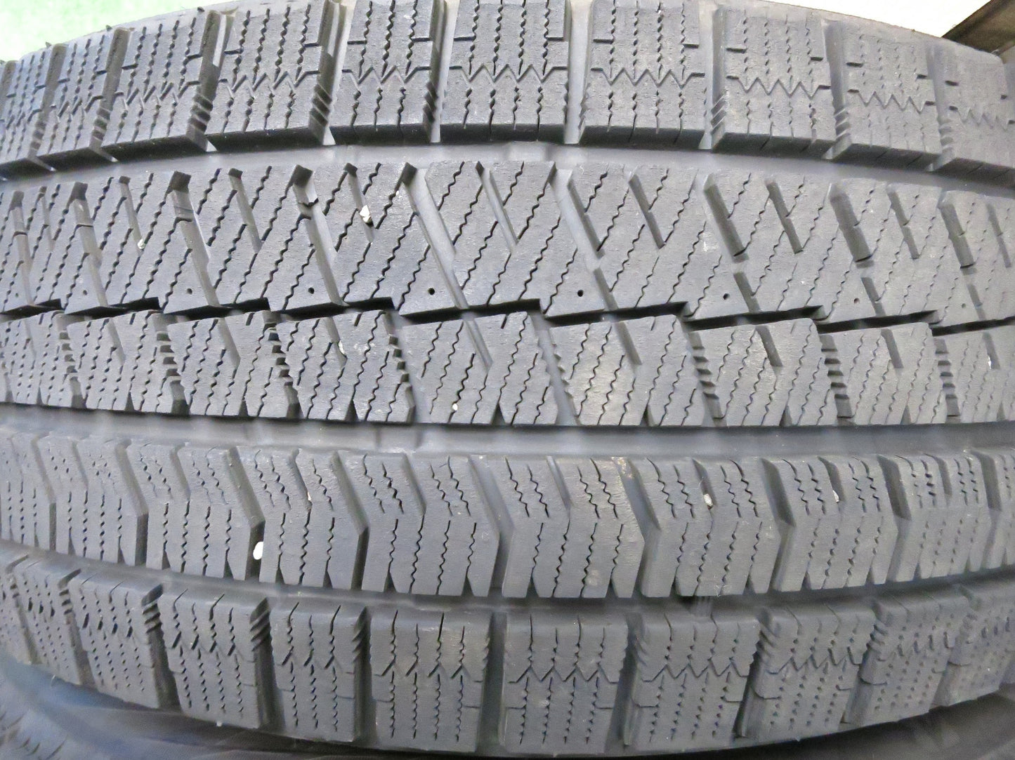 [送料無料]バリ溝！20年！9.5分★スタッドレス 225/45R18 ブリヂストン ブリザック VRX2 タイヤ 18インチ クラウン マークX プリウスα 等★2122806Hスタ