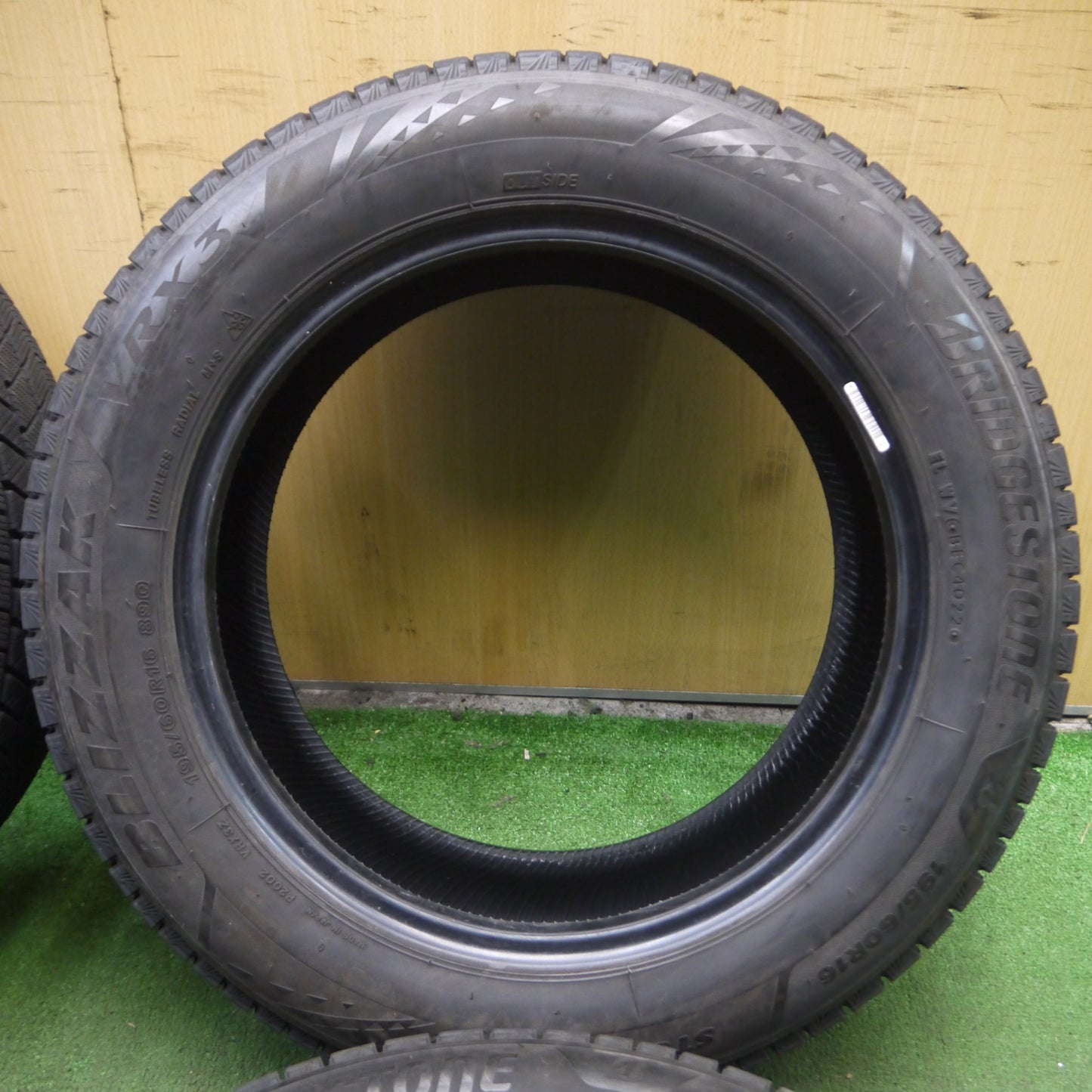 *送料無料* バリ溝！22年！9分★スタッドレス 195/60R16 ブリヂストン ブリザック VRX3 タイヤ 16インチ ノア ヴォクシー セレナ等★4022903KKスタ