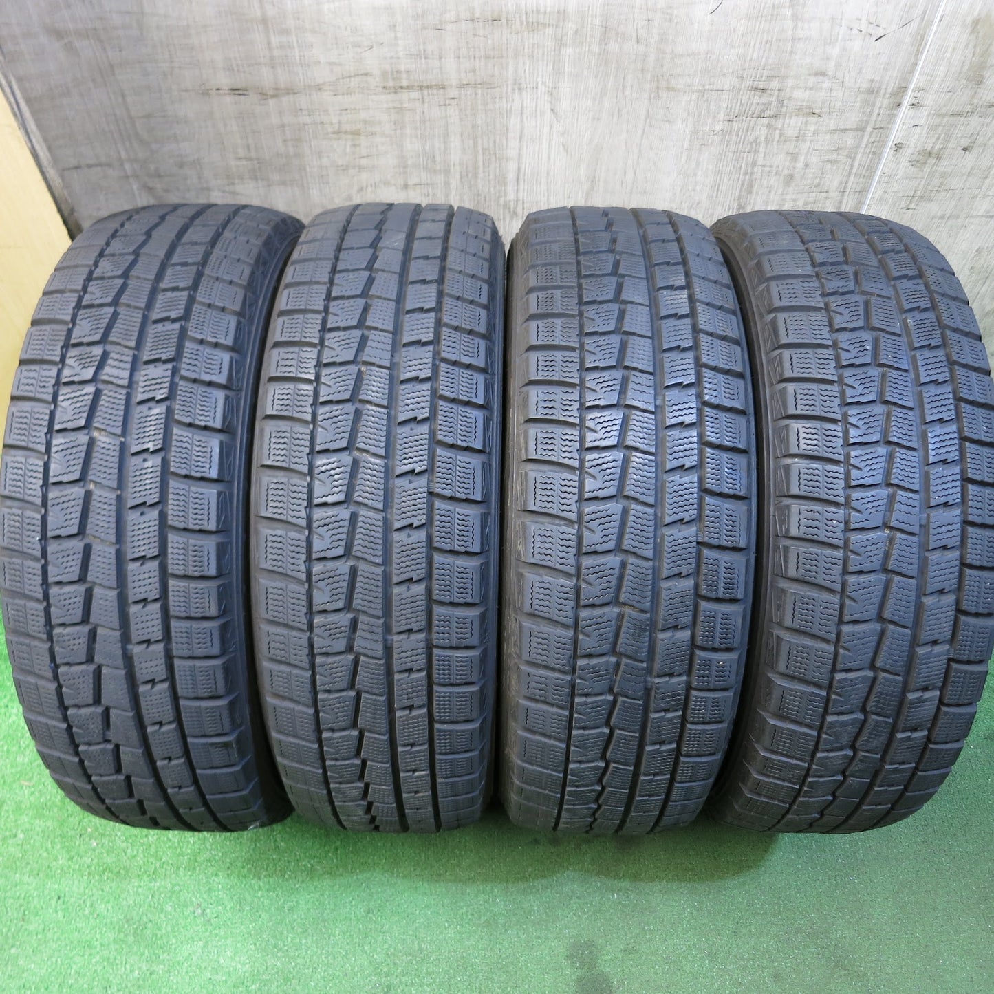 [送料無料]バリ溝！8.5分★スタッドレス 185/65R15 ダンロップ ウインターマックス WM01 タイヤ 15インチ フリード スパイク ノート デミオ 等★3062113Hスタ