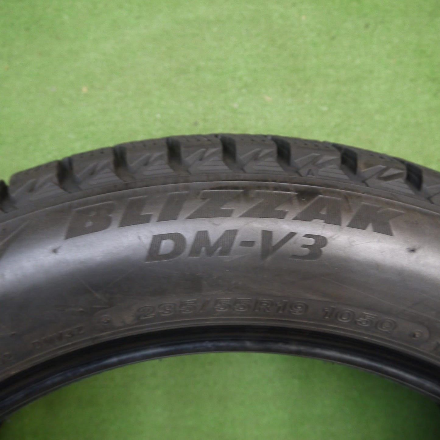 [送料無料]バリ溝！19年！ほぼ10分★スタッドレス 235/55R19 ブリヂストン ブリザック DM-V3 タイヤ 19インチ レクサスRX RAV4 ベンツGLC ボルボ 等★3040801クスタ