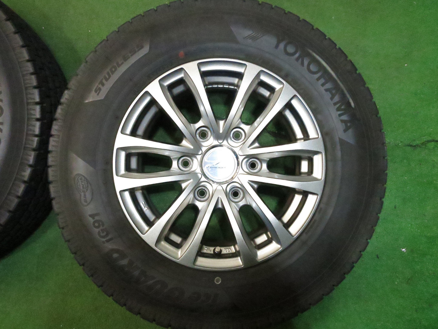 [送料無料]バリ溝！20年！キレイ！9.5分★ハイエース 等 195/80R15 107/105L スタッドレス ヨコハマ iG91 PRODITA プロディータ PCD139.7/6H★3020607Hス