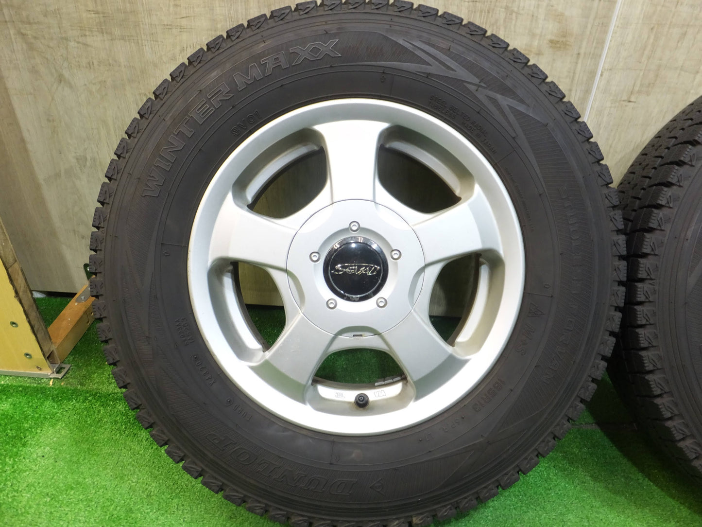 [送料無料]バリ溝！20年！9.5分以上★スタッドレス 165R13 6PR ダンロップ ウインターマックス SV01 SEVAL 社外 アルミ 13インチ PCD100 114.3/4H★2082902Hス