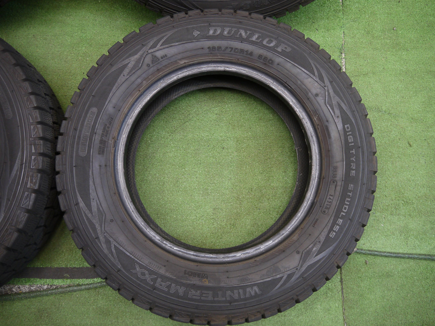 [送料無料]バリ溝！18年！9.5分★スタッドレス 185/70R14 ダンロップ ウインターマックス WM01 タイヤ 14インチ ノート ティーダ フリード 等★2070210ヤスタ