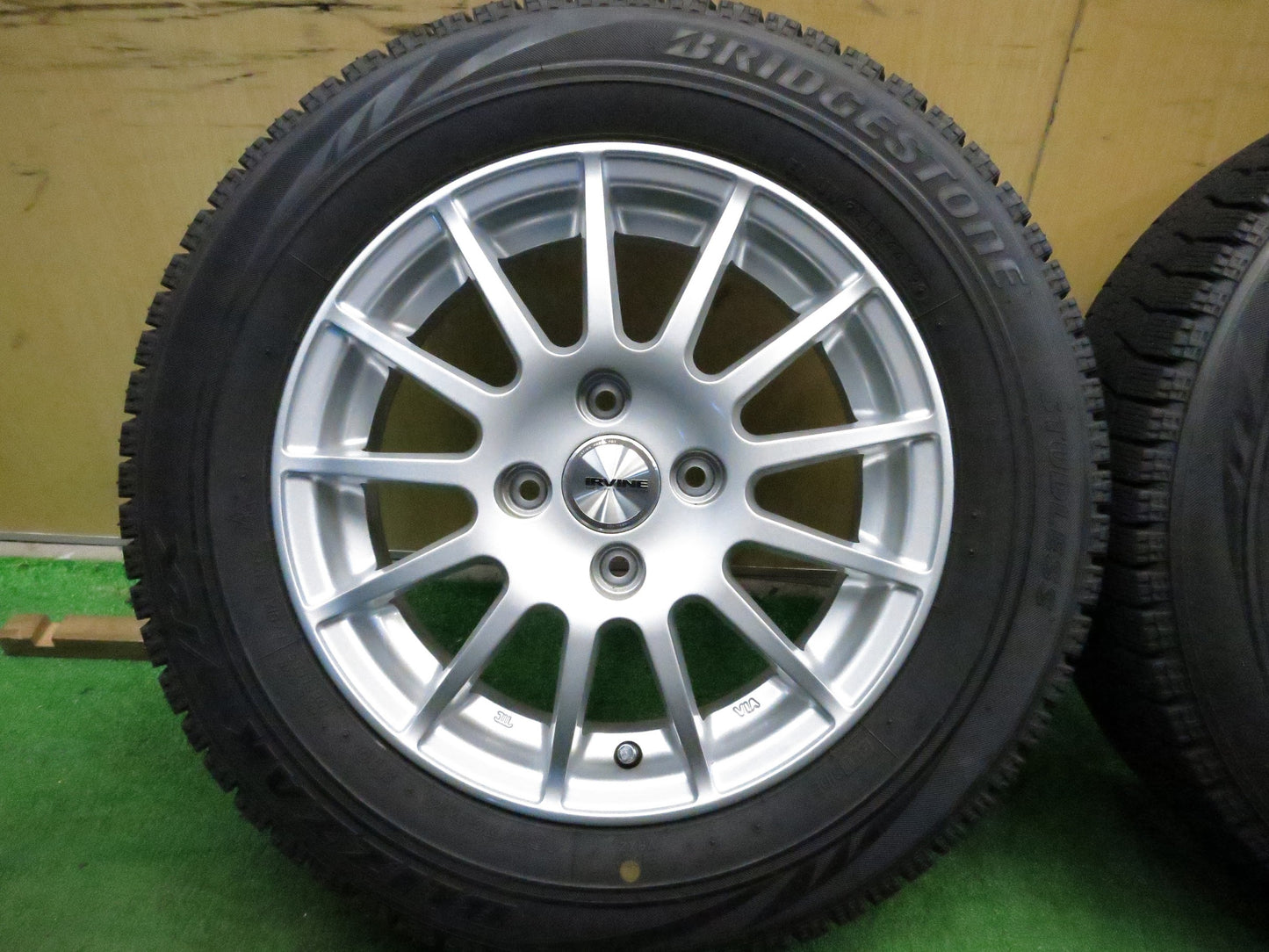 [送料無料]バリ溝！19年！綺麗！9.5分★ワーゲン up 等 IRVINE 165/70R14 スタッドレス ブリヂストン ブリザック VRX アーヴィン PCD100/4H★3011001Hス