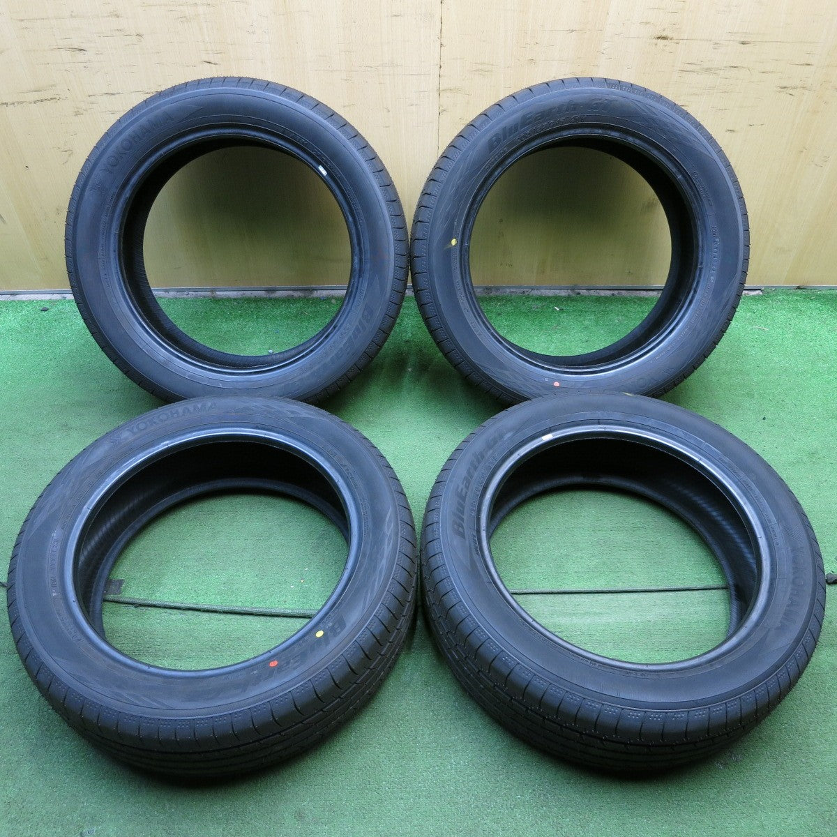 *送料無料* 新車外し！23年★205/55R17 ヨコハマ BluEarth-GT ブルーアースGT タイヤ 17インチ ノア ヴォクシー等★4022205KKノタ