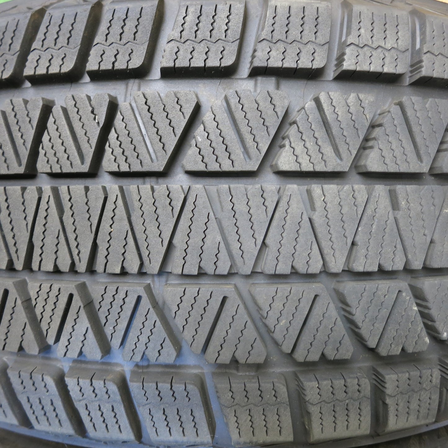 [送料無料]バリ溝！22年！9.5分★スタッドレス 235/60R18 255/55R18 ブリヂストン ブリザック DM-V3 タイヤ 18インチ ポルシェ マカン マカンS 等★3051509Hスタ