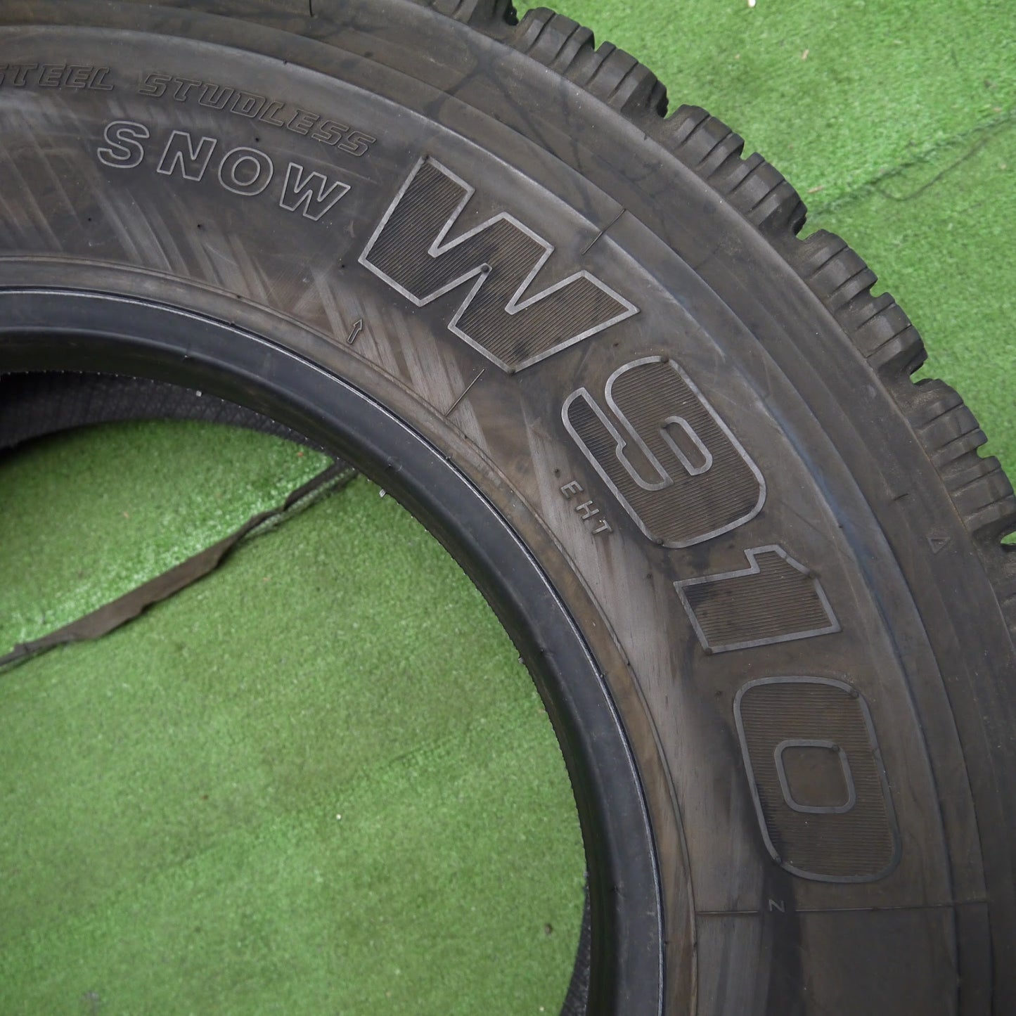 [送料無料]バリ溝！22年！8.5分★トラック タイヤ 225/80R17.5 123/122L スタッドレス ブリヂストン W910 17.5インチ★3041801クスタ
