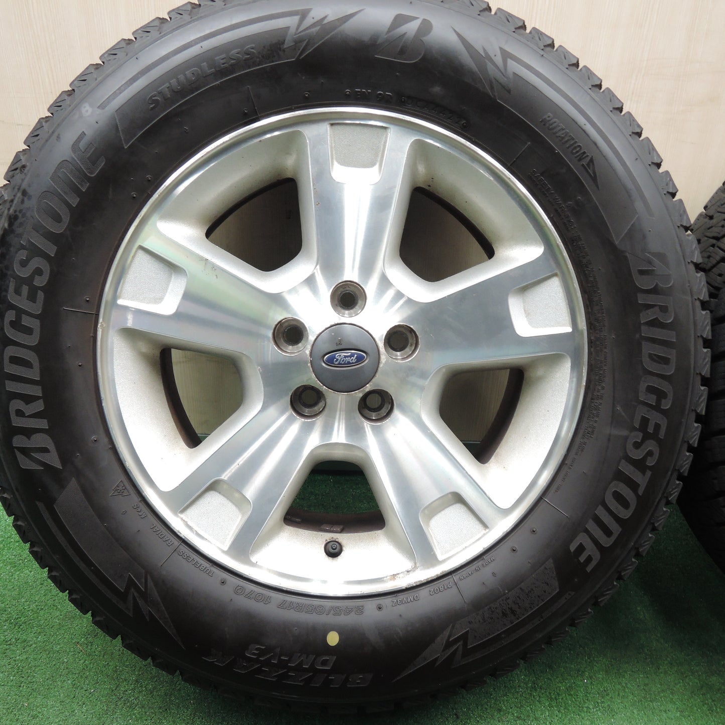 *送料無料*バリ溝！22年！9.5分★フォード エクスプローラー 純正 245/65R17 スタッドレス ブリヂストン ブリザック DM-V3 PCD114.3/5H★3111702TNス
