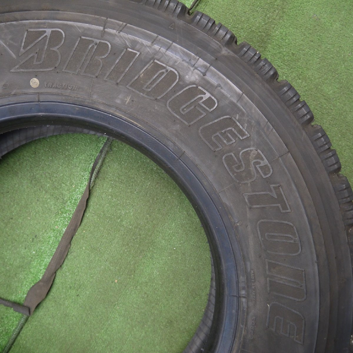 [送料無料]2本価格！20年★★トラック 再生 タイヤ 225/80R17.5 123/122L スタッドレス ブリヂストン W910 ベース 17.5インチ★3040506クスタ