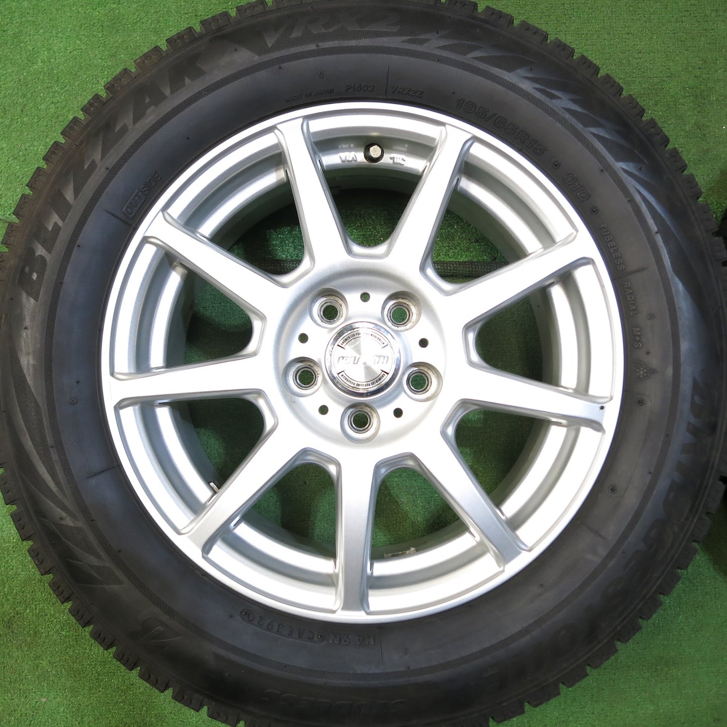 [送料無料]バリ溝！20年！綺麗！9.5分★プリウス 等 195/65R15 スタッドレス ブリヂストン ブリザック VRX2 ravrion ラブリオン 15インチ PCD100/5H★3042806Hス