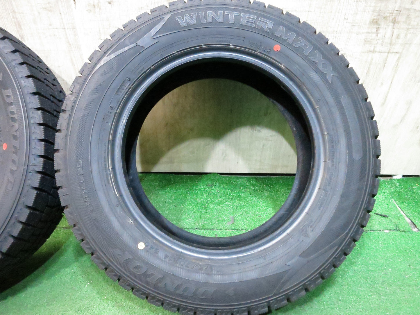 [送料無料]ほぼ未使用！超バリ溝！20年★スタッドレス 175/70R14 ダンロップ ウインターマックス WM02 タイヤ 14インチ ノート フィット ヴィッツ等★3011303Hスタ