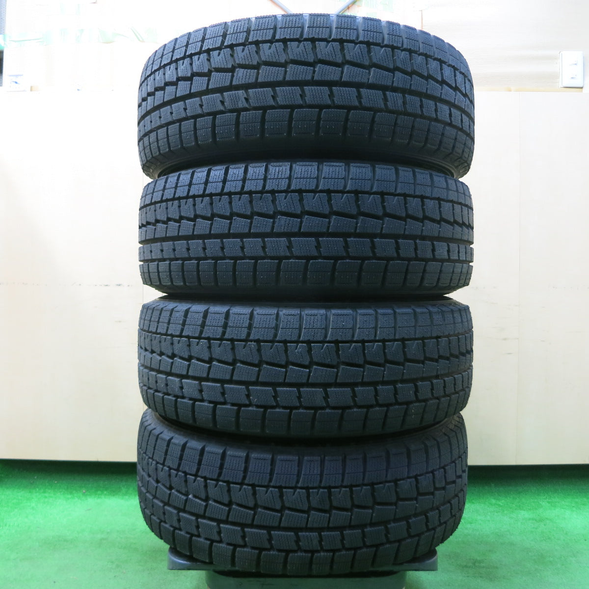 *送料無料*バリ溝！キレイ！ほぼ10分★スタッドレス 215/60R16 ダンロップ ウインターマックス WM01 WINNERS 16インチ PCD114.3/5H★4011002イス