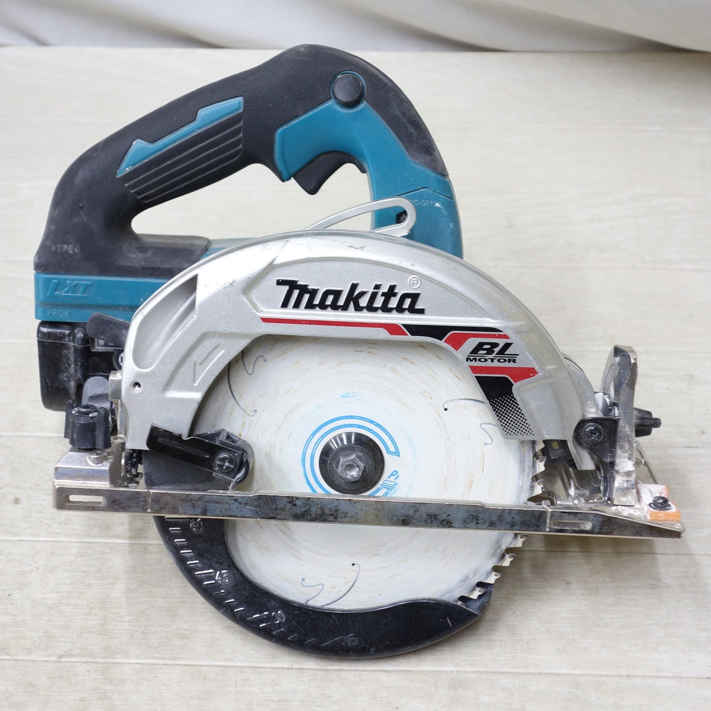[送料無料] ◆makita マキタ 165mm 充電式マルノコ HS631D 18V BL1860B バッテリー2個付き 切断機 丸のこ 電動工具◆