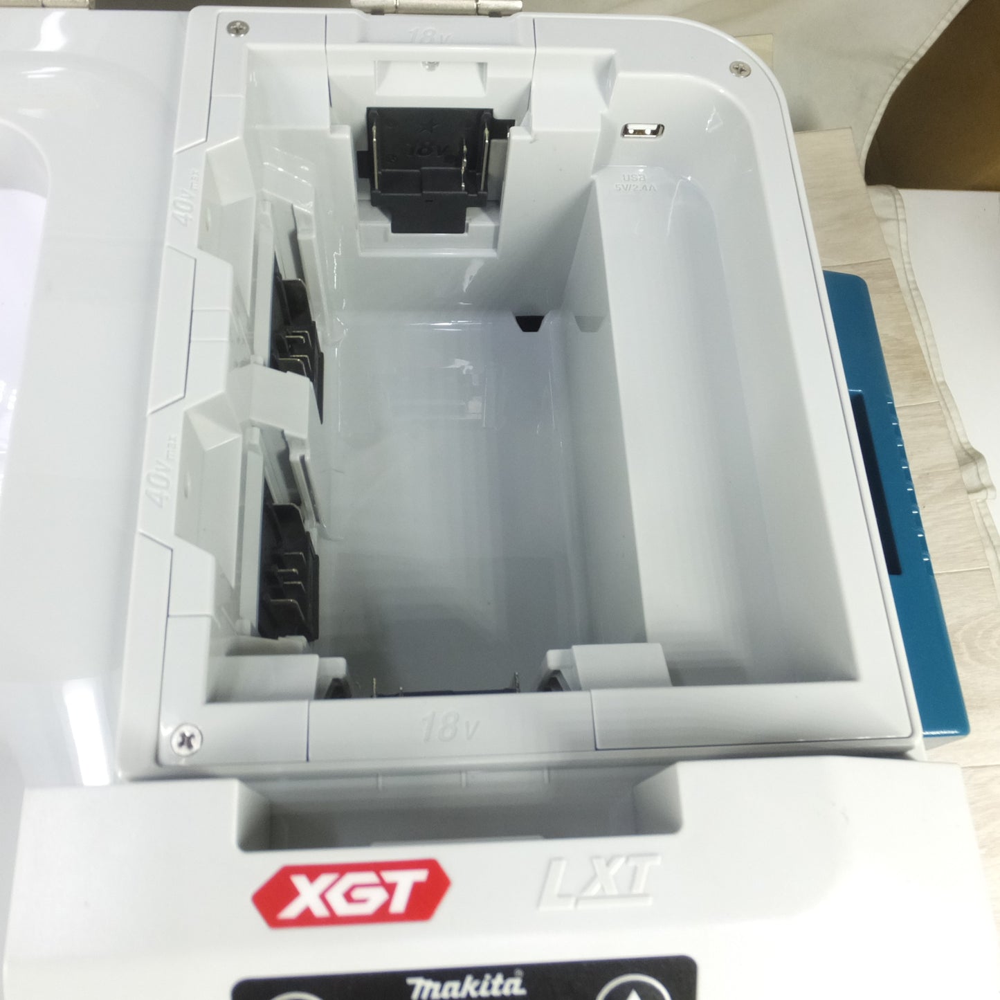 [送料無料] 美品◆makita マキタ 充電式保冷温庫 CW001G 容量20L ACアダプタ付き クーラーボックス◆