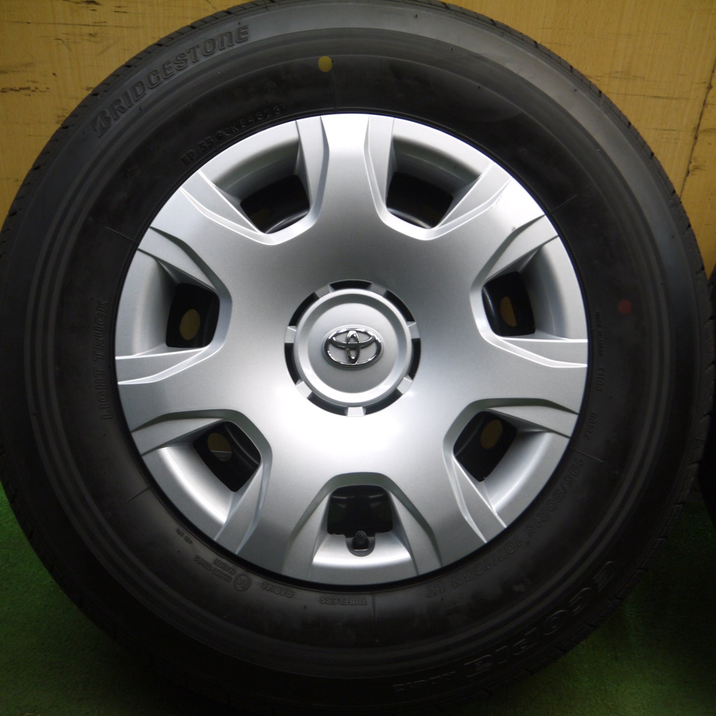 *送料無料* ほぼ新車外し！23年★トヨタ 200系 ハイエース 純正 スチール 195/80R15 107/105N ブリヂストン エコピア RD613 PCD139.7/6H★4020613Hノ