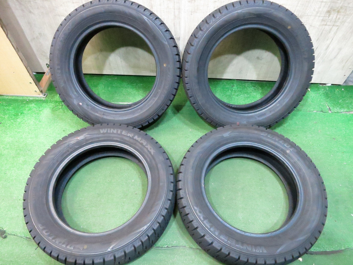 [送料無料]ほぼ未使用！21年★スタッドレス 175/65R15 ダンロップ ウインターマックス WM02 タイヤ 15インチ フィット アクア ヴィッツ キューブ 等★3012705Hスタ