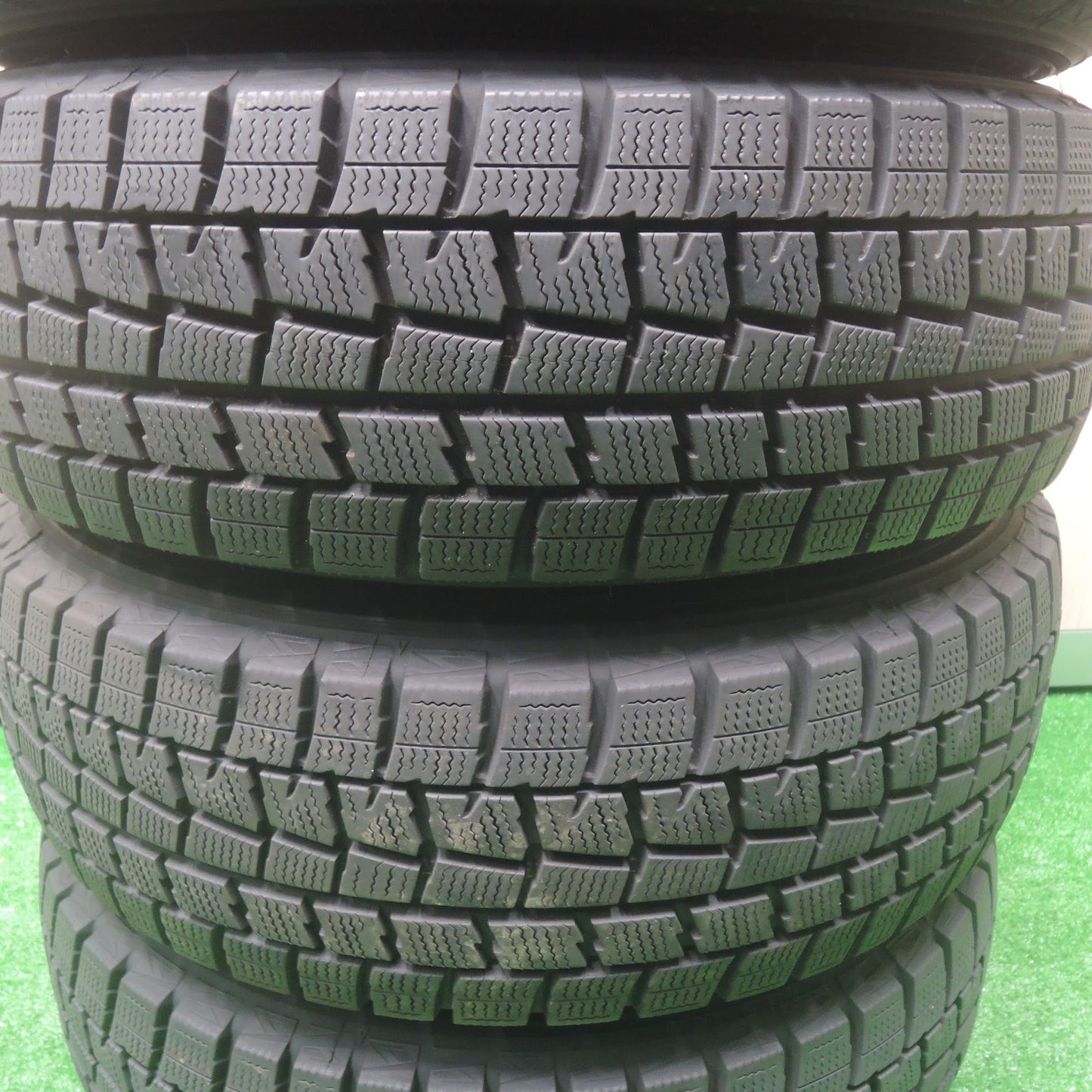 [送料無料]バリ溝！キレイ！9.5分★スタッドレス 185/70R14 ダンロップ ウインターマックス WM01 VIOLENTO ヴィオレント 14インチ PCD100/4H★3072708SYス